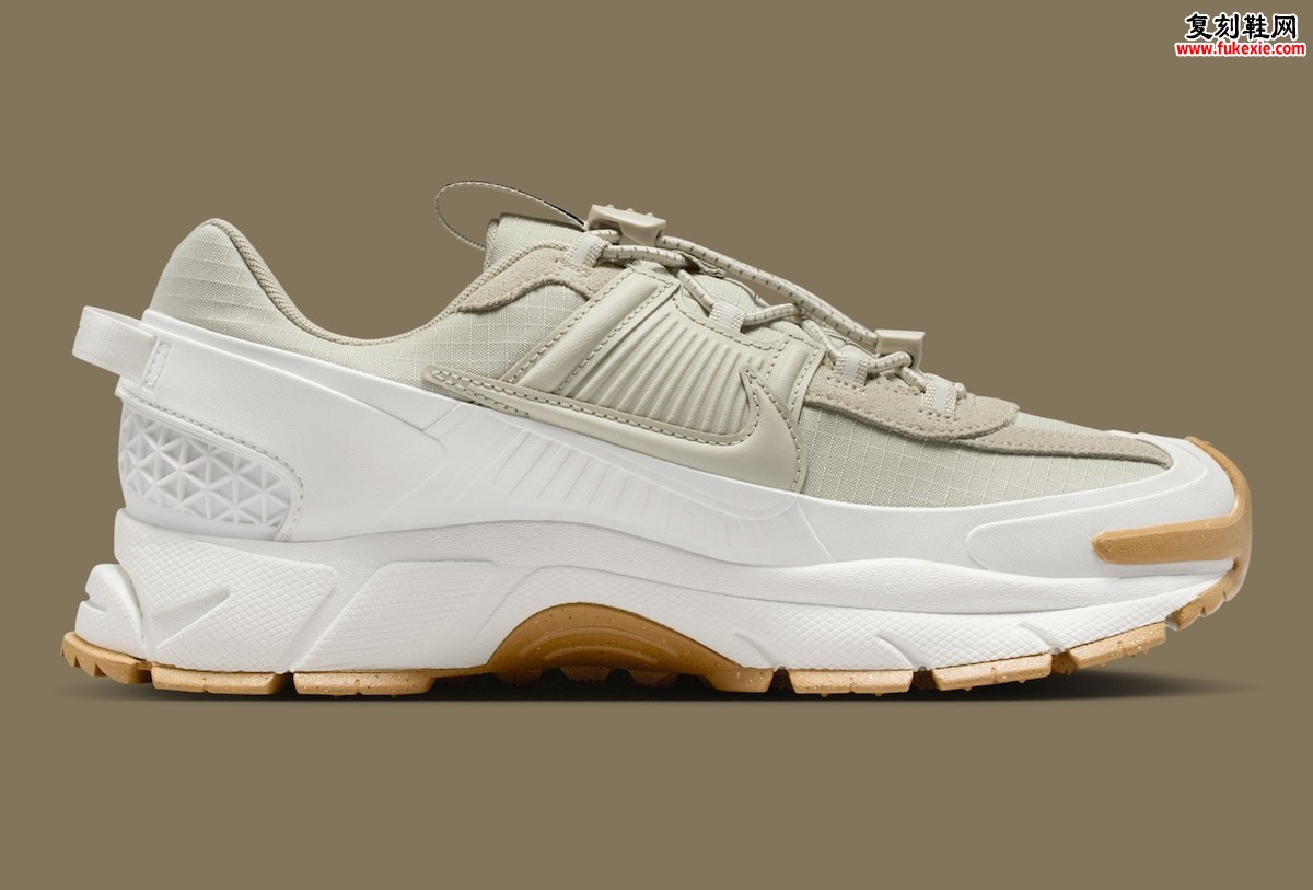 Nike Zoom Vomero 5 Roam Splits In “Sail” And “Light Stone”米白石纹”秋日回归