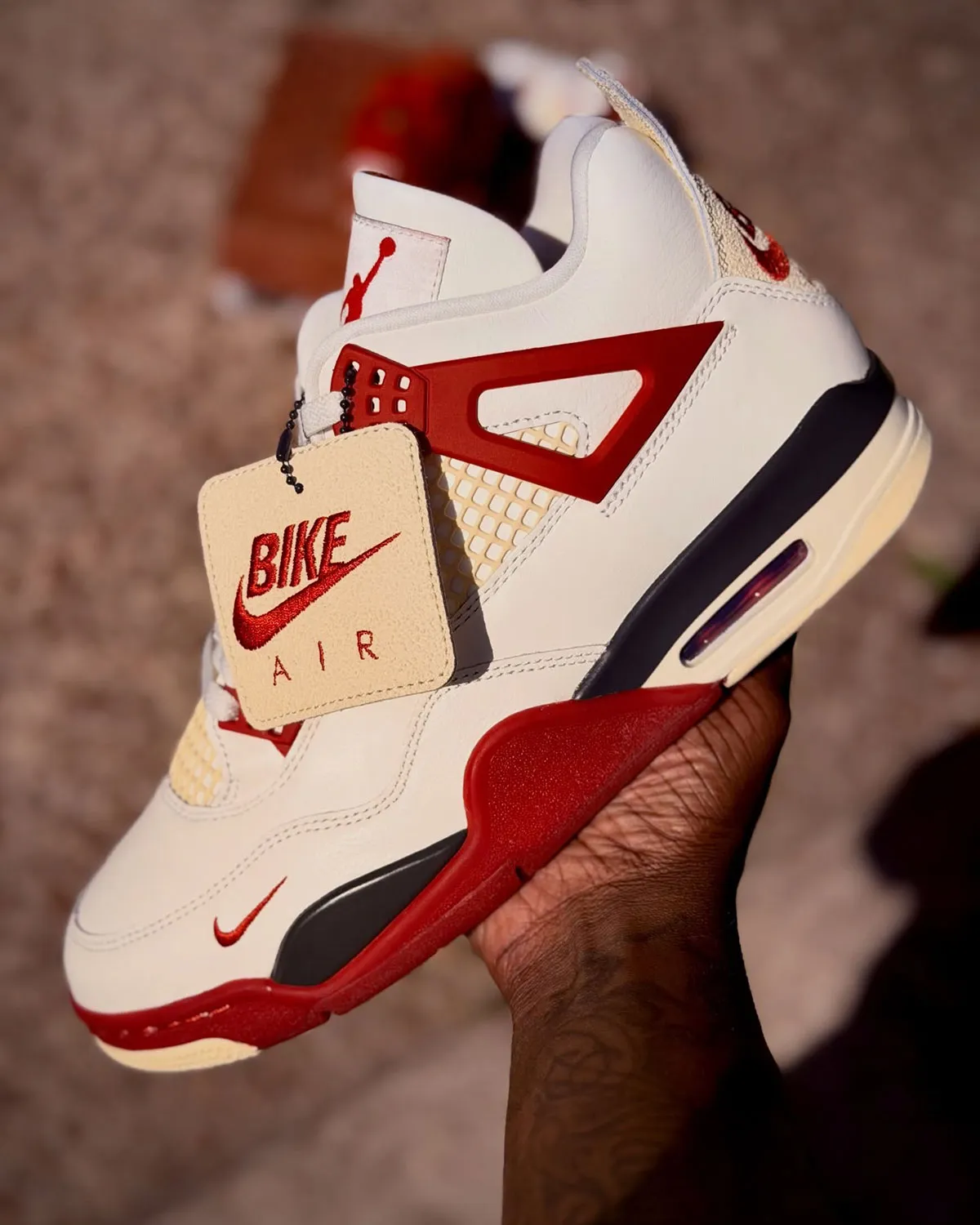 Nigel Sylvester联乘AJ4 Brick After Brick致敬Fire Red，做旧帆白皮革配砖块纹理，5月23日发售230美元