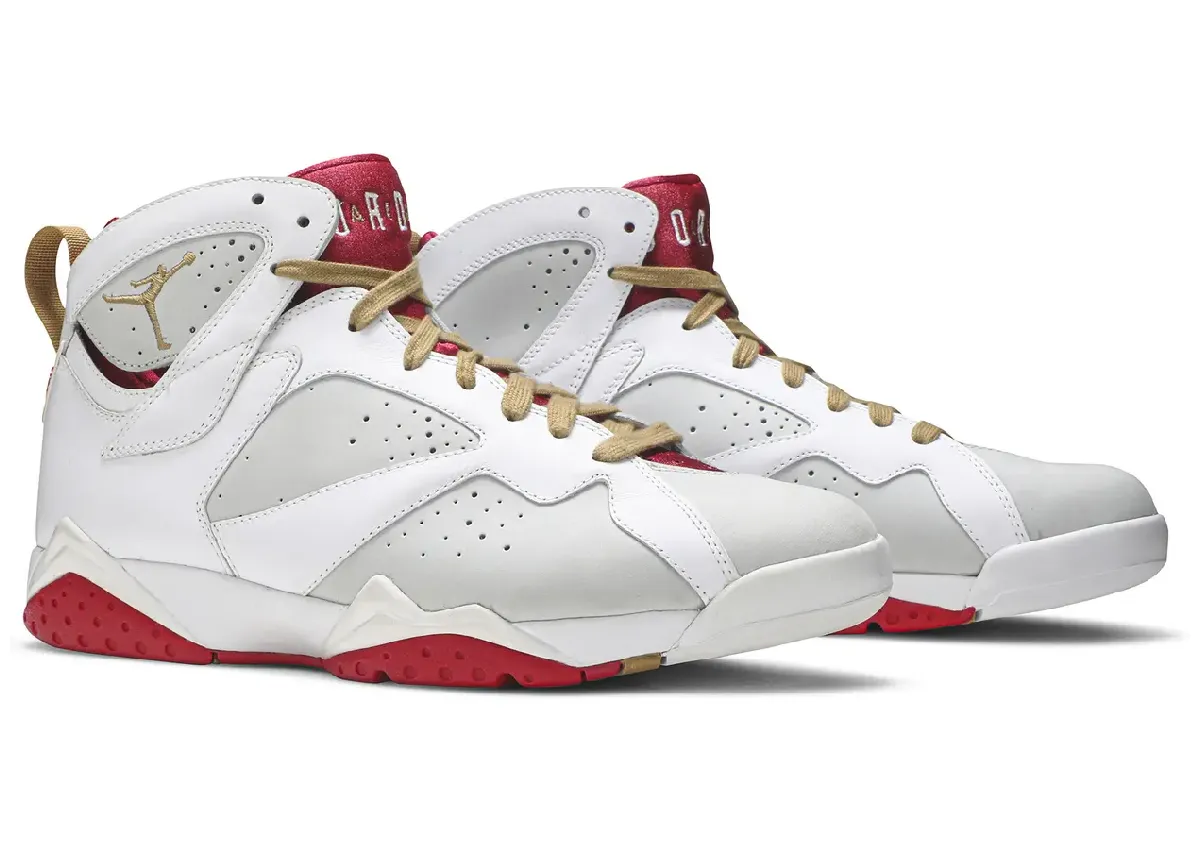 Air Jordan 7兔年限定2011年亚洲首发,金属金穿孔鞋身配特殊包装成生肖系列遗珠