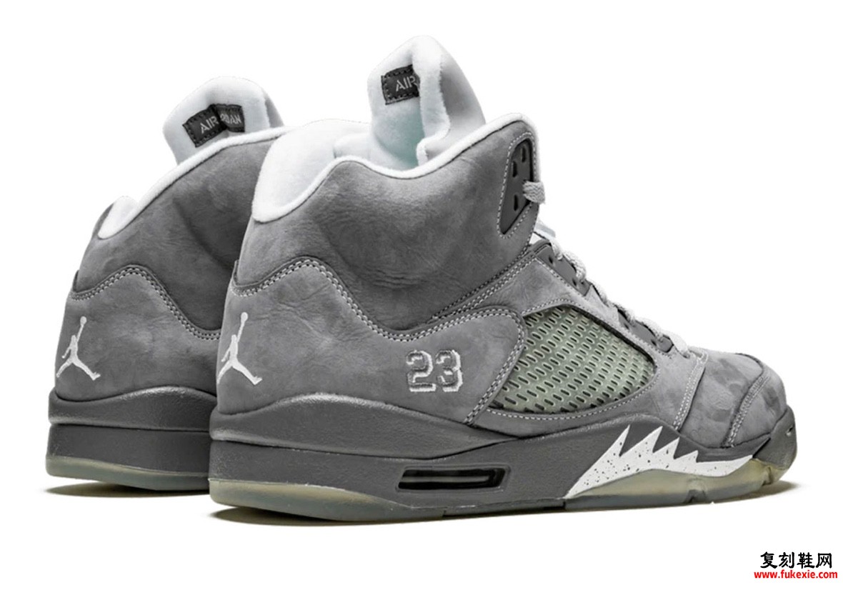 Air Jordan 5 Wolf Grey 后视图，后跟饰有 Jumpman 标志，带衬垫的领口和冰冷的外底，打造时尚外观