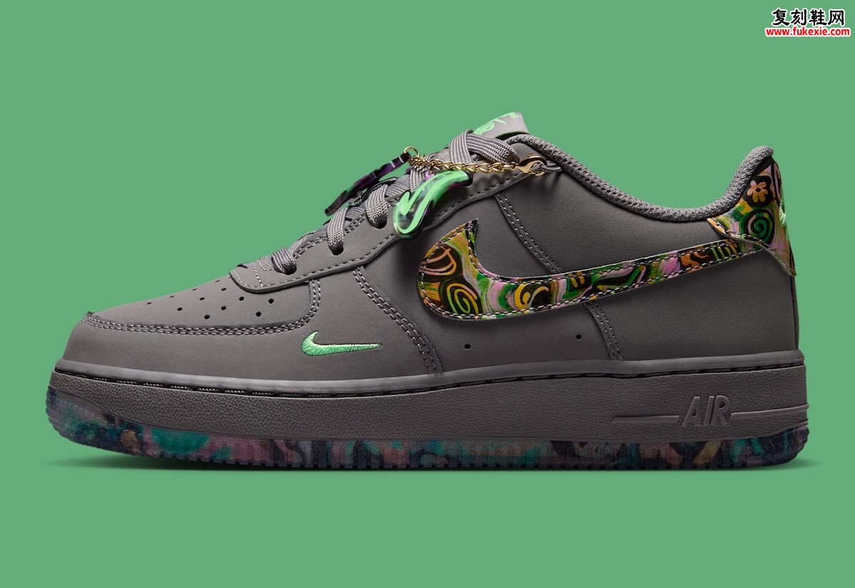 Andrea Bergart 艺术再临:Nike Air Force 1 GS 铅笔素描底色大理石纹 Swoosh 吊坠手链插图1 Andrea Bergart 艺术再临:Nike Air Force 1 GS 铅笔素描底色大理石纹 Swoosh 吊坠手链