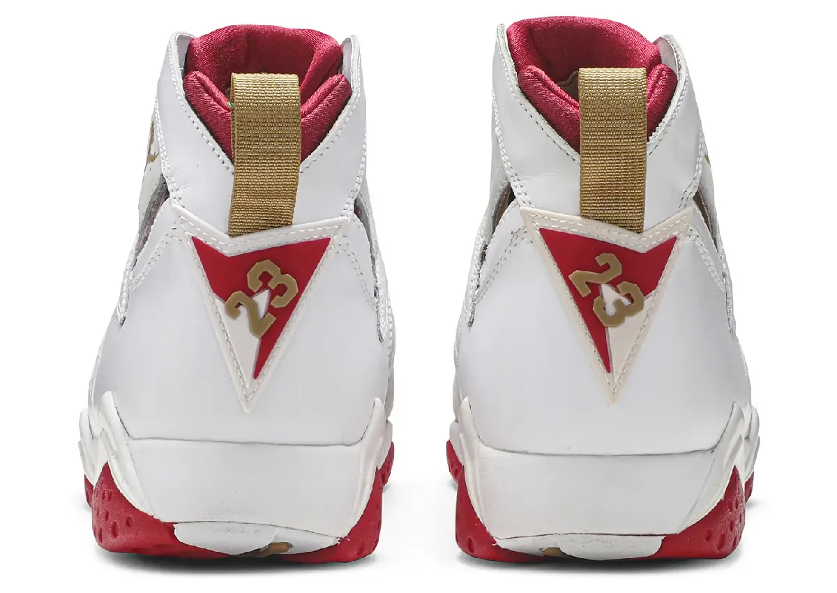Air Jordan 7兔年限定2011年亚洲首发,金属金穿孔鞋身配特殊包装成生肖系列遗珠