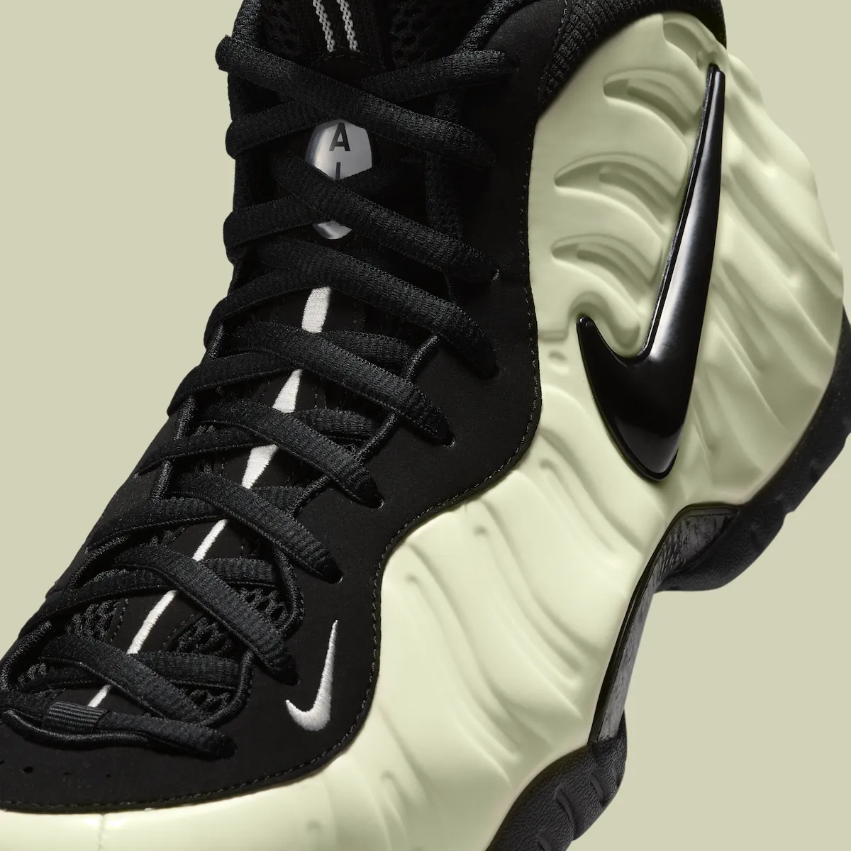 Nike Air Foamposite Pro “Glow in the Dark” “全夜光”喷首曝官图！9月18日发售，定价250美元