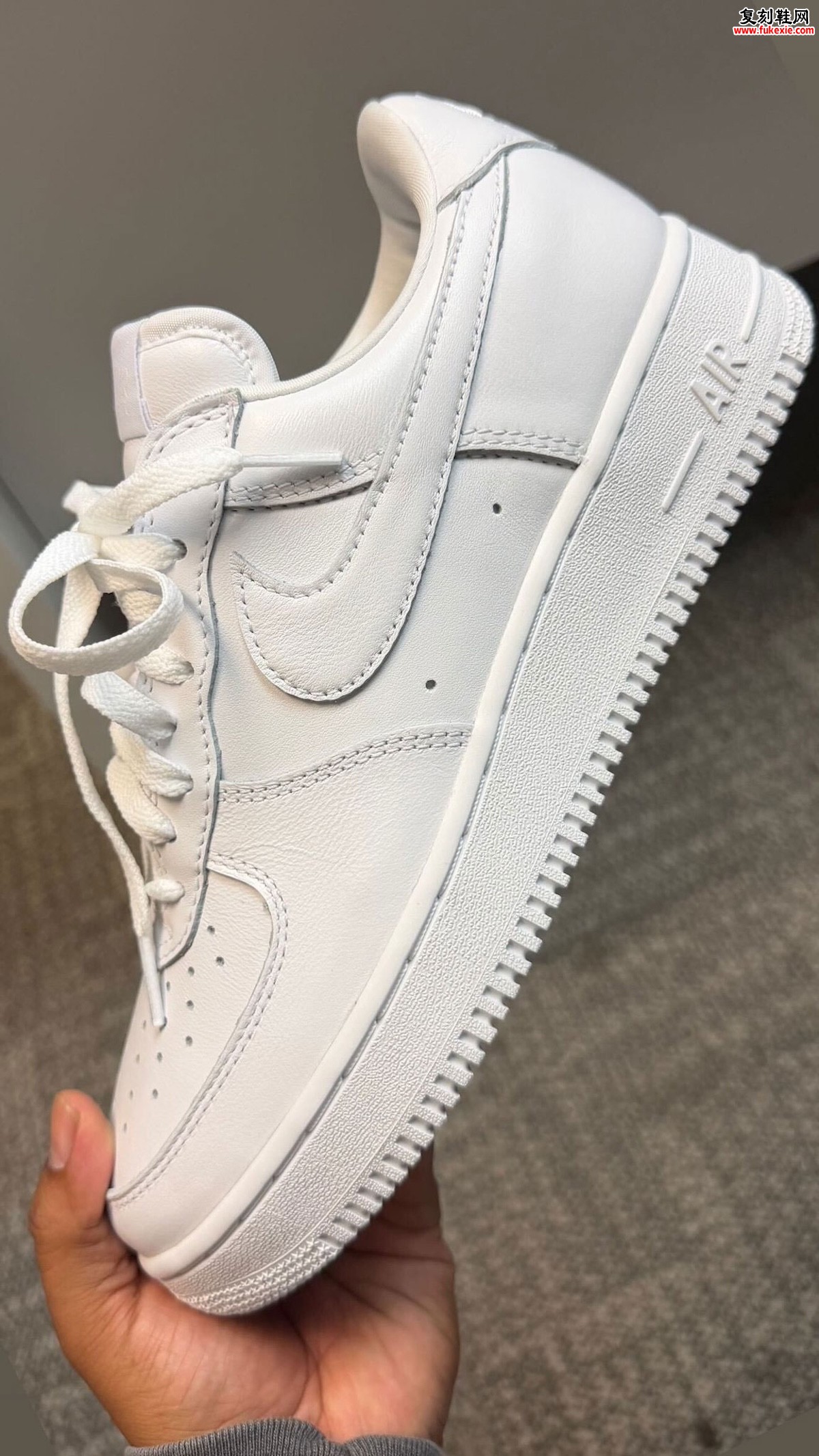 Nike Air Force 1 ’01“Triple White”2026年回归:重塑千禧年低趴轮廓 130美元致敬纯白街头传奇插图5 Nike Air Force 1 '01“Triple White”2026年回归:重塑千禧年低趴轮廓 130美元致敬纯白街头传奇