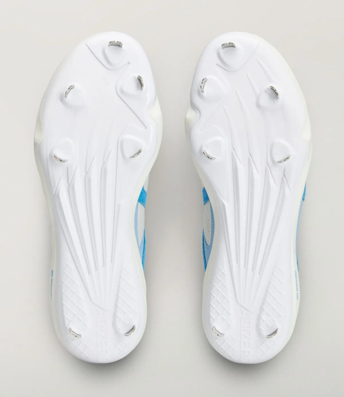 Bad Bunny x adidas BadBo 1.0 棒球钉鞋曝光,波多黎各蓝白配色致敬故土 2026夏季登场插图5 Bad Bunny x adidas BadBo 1.0 棒球钉鞋曝光,波多黎各蓝白配色致敬故土 2026夏季登场