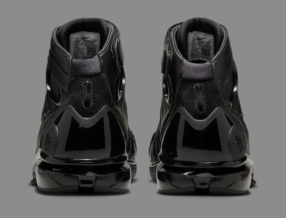 科比隔扣霍华德经典黑魂战靴强势回归，Nike Zoom Huarache 2K4 OT全黑配色四月三十日致敬传奇曼巴精神永存