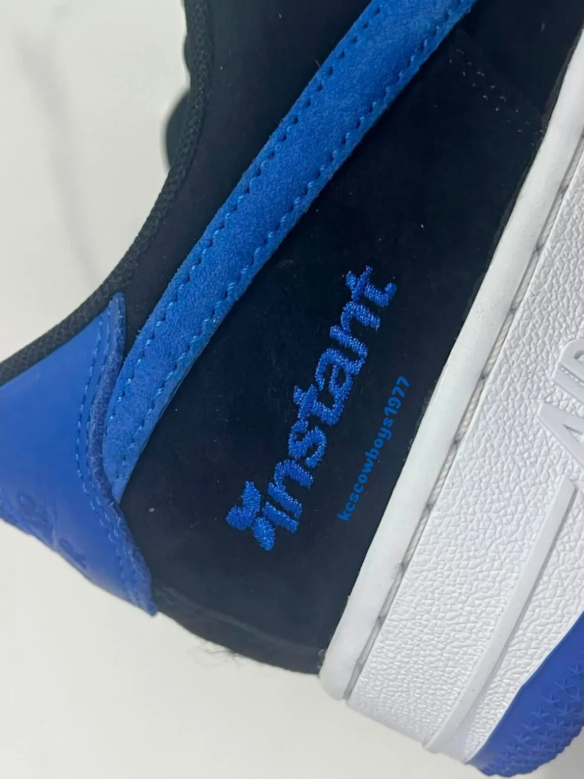 黑色麂皮搭皇家蓝,东京涩谷滑板店 Instant Skateboards 联手 Nike SB 重塑 Air Force 1,致敬“月度配色”店铺独占传统,2026假日季发售插图3 黑色麂皮搭皇家蓝,东京涩谷滑板店 Instant Skateboards 联手 Nike SB 重塑 Air Force 1,致敬“月度配色”店铺独占传统,2026假日季发售