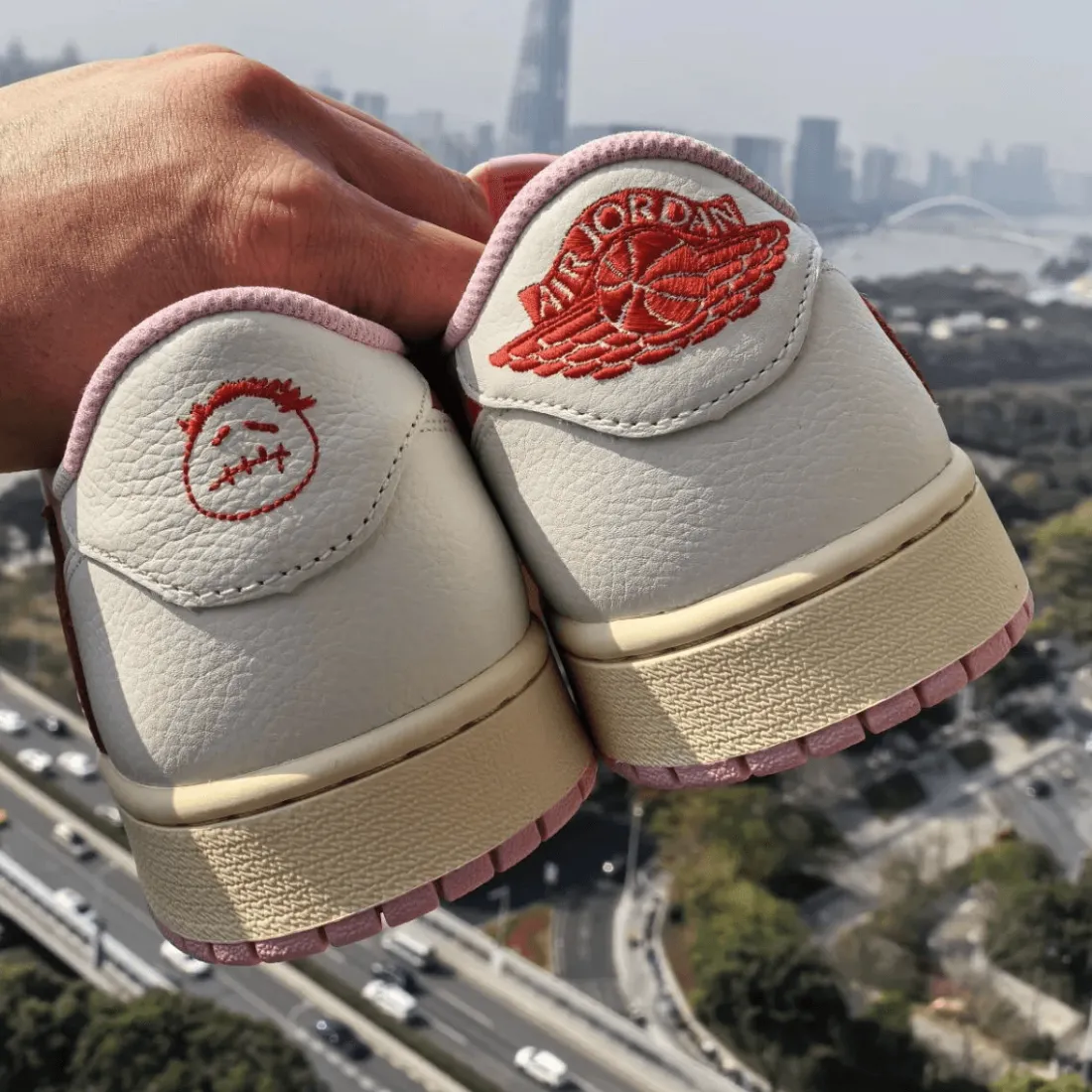 Travis Scott联名AJ1 Low Tropical Pink配色确认，粉白倒钩5月22日发售155美元