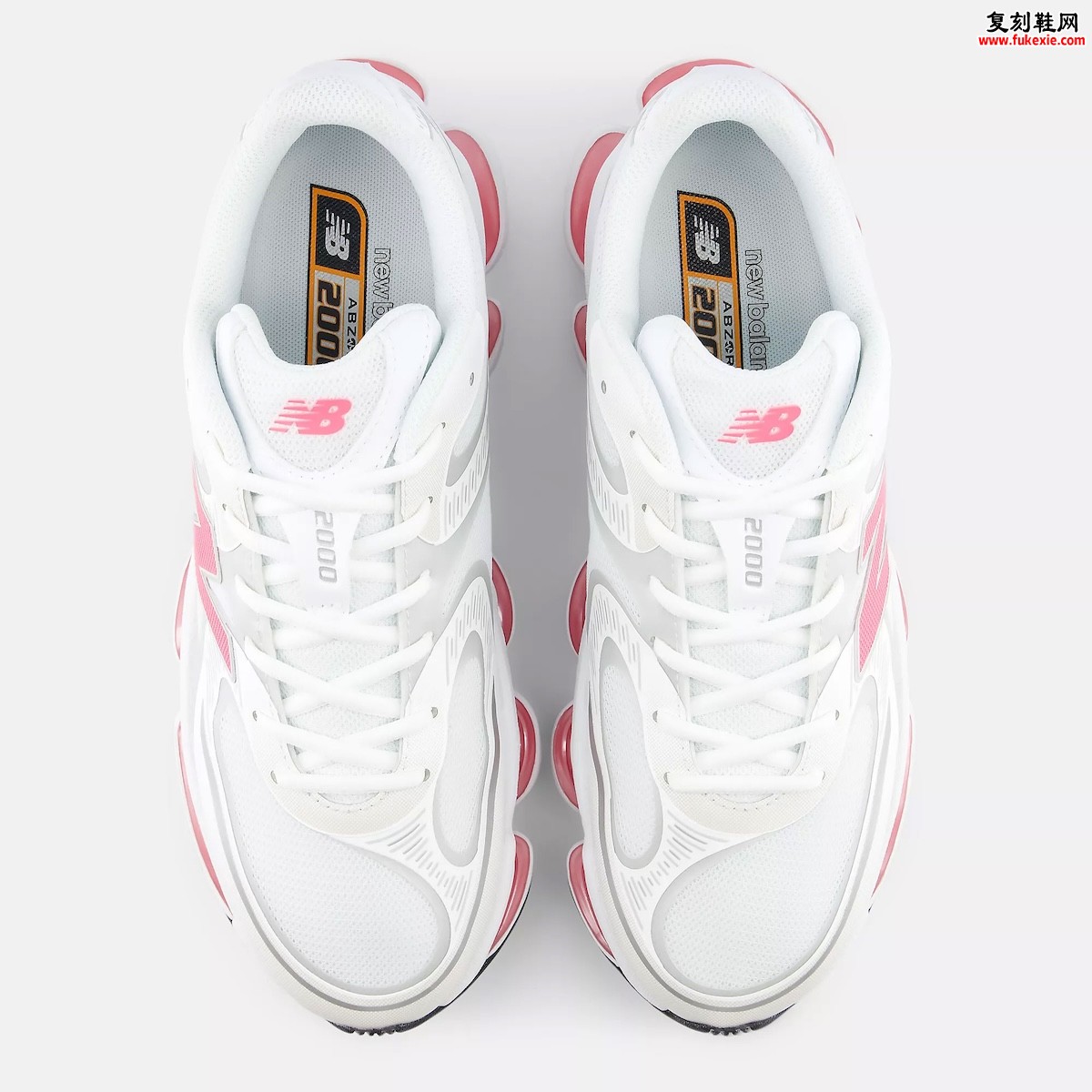 白粉配色甜美，分段式ABZORB缓震科技加持，New Balance 2000女生专属千禧复古跑鞋2026夏季登场