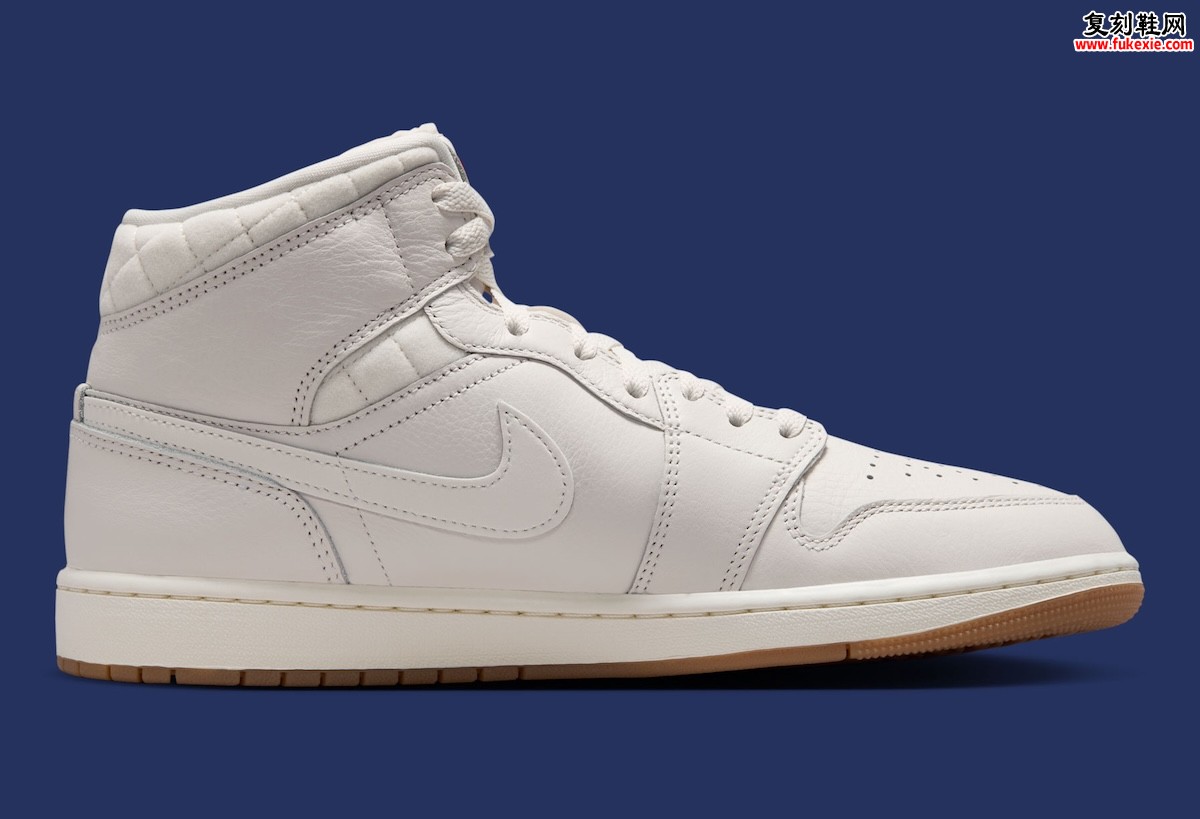 巴西足球灵魂藏在鞋垫里：Air Jordan 1 Mid “Brazil Football” 米白绗缝足球鞋舌，世界杯年低调登场