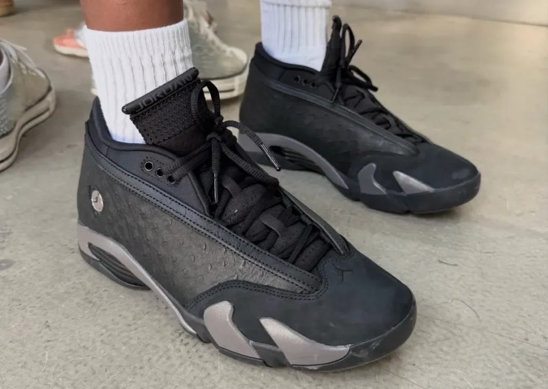 Air Jordan 14 Low “Black Ostrich” 黑鸵鸟皮奢华质感降临，2026年10月3日黑包系列限量发售缩略图