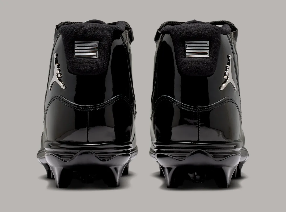 Air Jordan 11 “Black Patent” “黑漆皮”钉鞋将篮球传奇转化为绿茵场速度利器