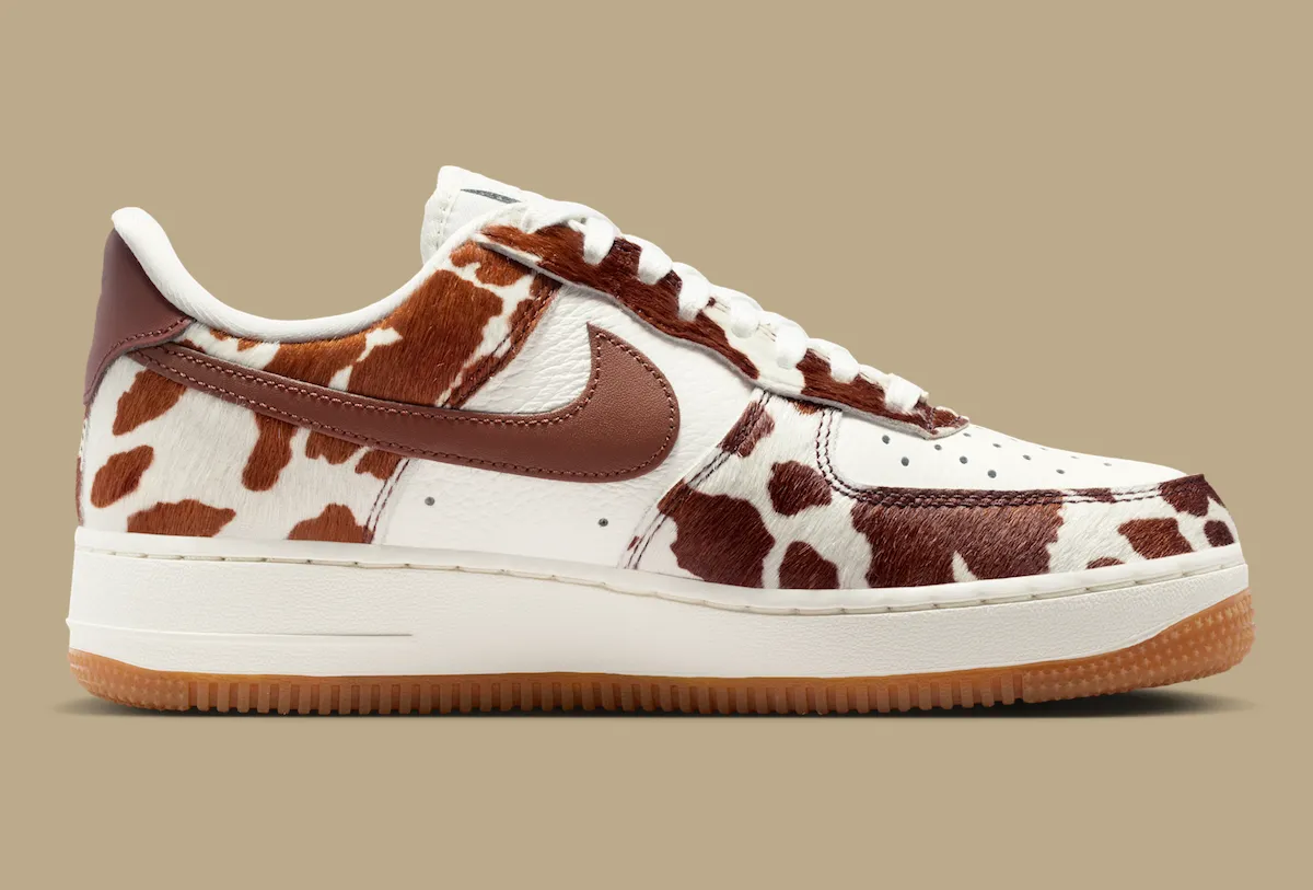 复古空军一号狂野变身,绒面奶牛纹覆盖层碰撞帆白皮革与生胶大底,Nike AF1 Low Cow Print Field Brown女款春夏限定登场