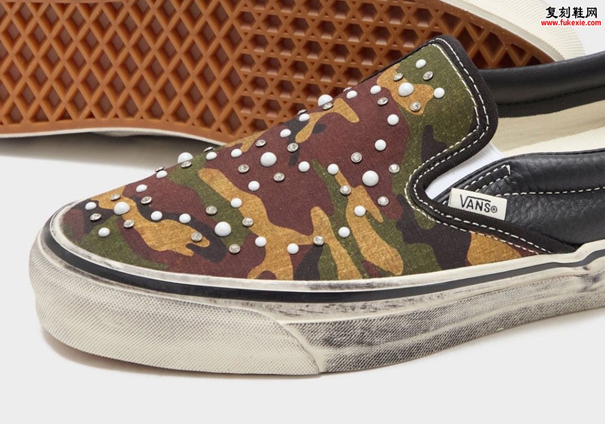 当丛林迷彩遇见朋克铆钉：Vans Slip-On ‘Pearlized Camo’ 以意外组合重塑经典套穿美学