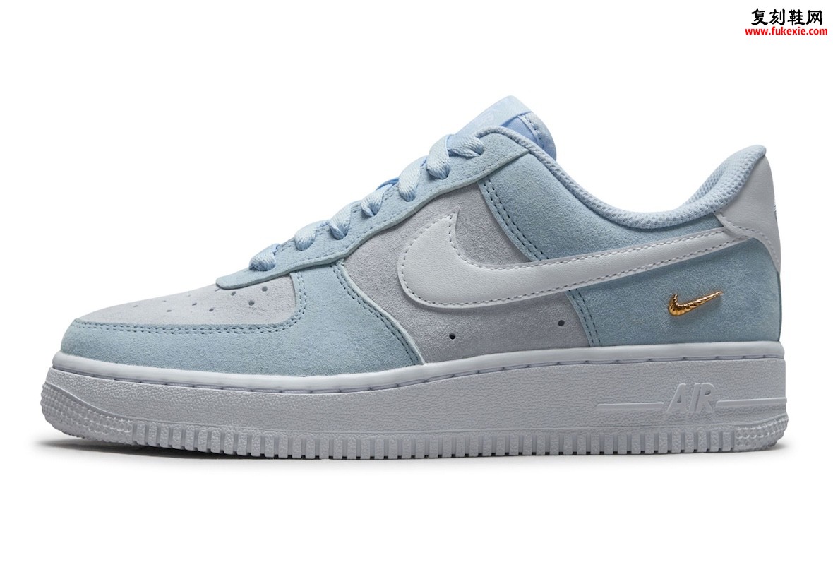 氢蓝水洗麂皮,Nike Air Force 1 Low “Hydrogen Blue” 金属金迷你勾,2026夏季登场插图1 氢蓝水洗麂皮,Nike Air Force 1 Low “Hydrogen Blue” 金属金迷你勾,2026夏季登场