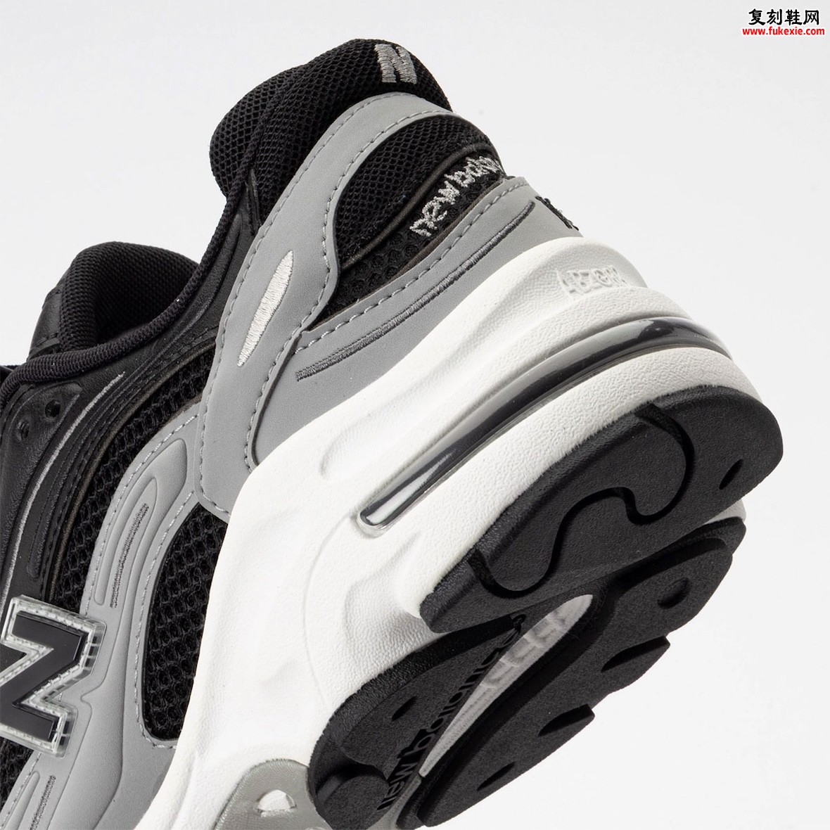 New Balance 1000黑灰配色2025秋季上市 低调奢华ABZORB缓震运动鞋$150