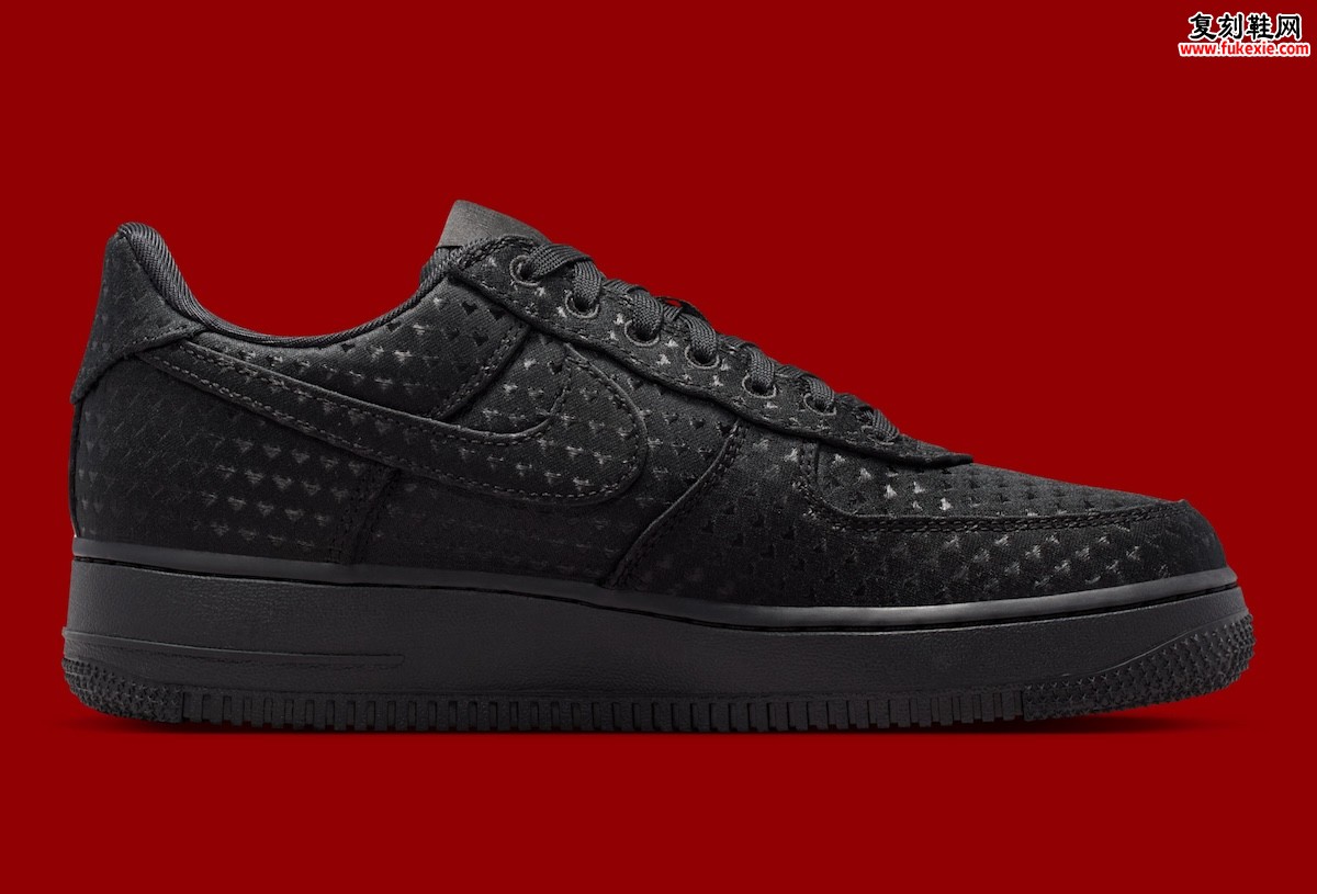 耐克2026年推出全黑情人节Air Force 1：以穿孔麂皮与心形锁扣诠释颠覆性的节日浪漫