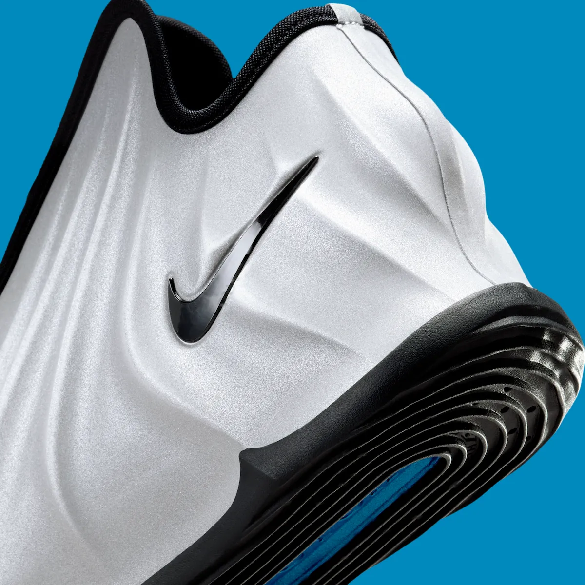 耐克GT Future「金属银」未来战靴12月发售 闪光灯下的变色龙效应颠覆篮球鞋设计