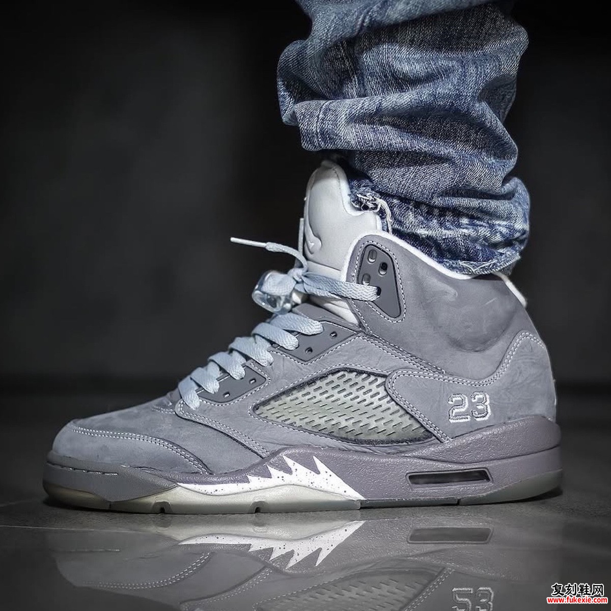 Air Jordan 5 Wolf Grey 侧面轮廓突出刺绣 23 品牌标识
