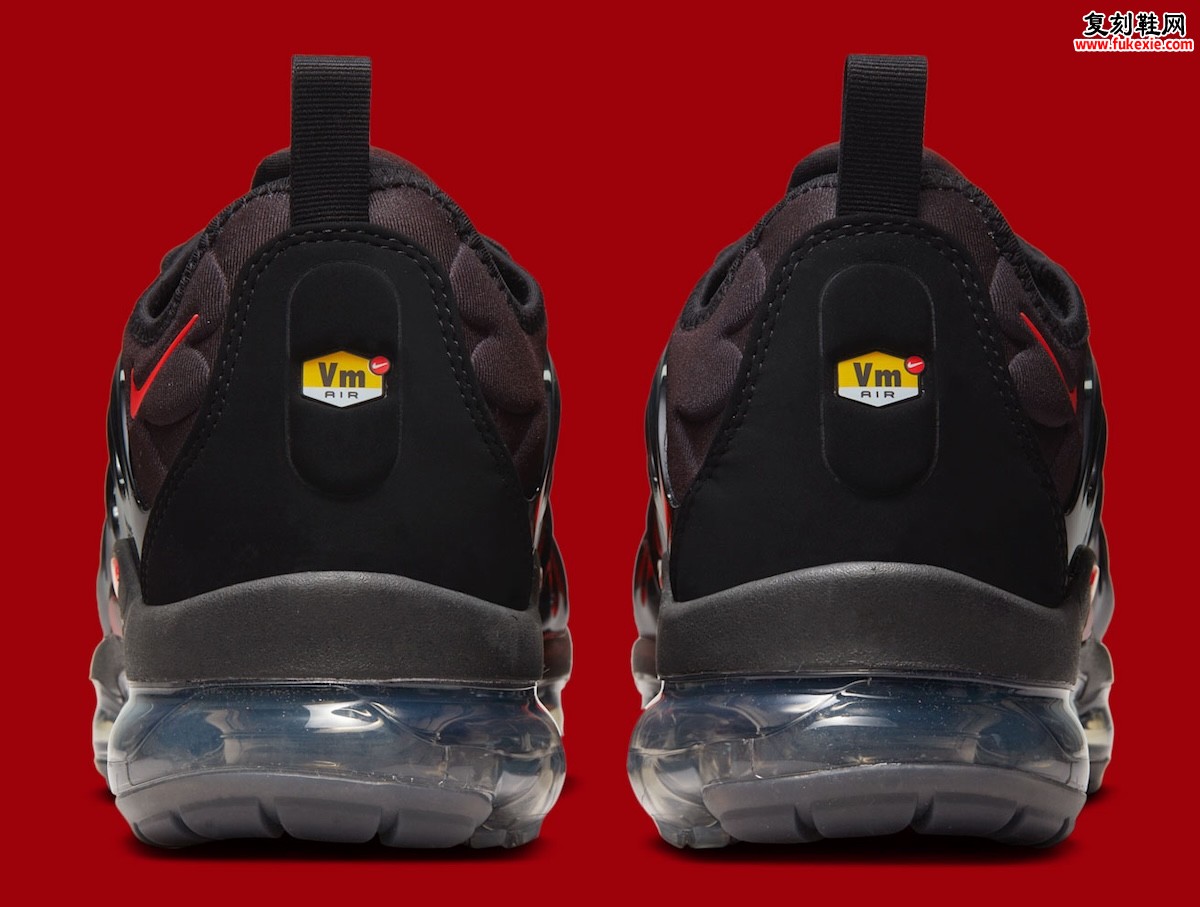 Nike Vapormax Plus “Black/Bright Crimson”  ‘黑/亮绯红’ 以2022经典配色点燃三月