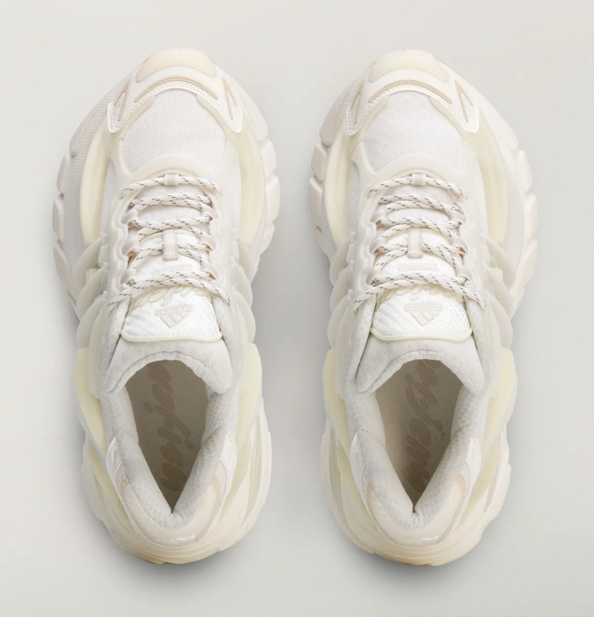 Pharrell x adidas Jellyfish “Triple White”菲董纯白水母官图释出，全白配色7月15日发售