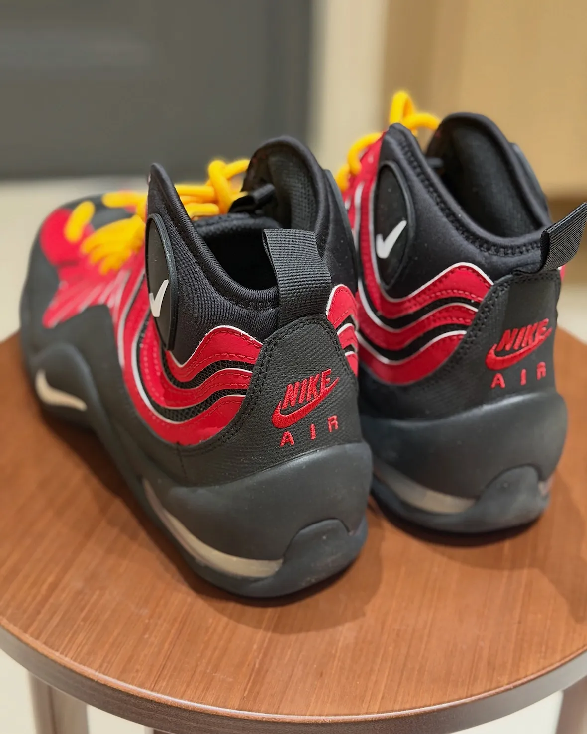 首次曝光 Nike Air Bakin Varsity Red 2026秋季复刻，Eric Avar操刀，蒂姆·哈达威热火队红黑黄配色