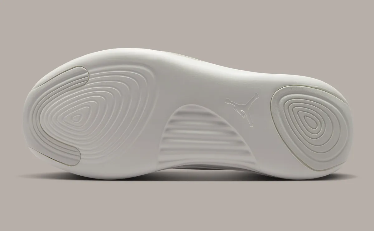 Jordan Future Mule“浅铁矿”无后跟穆勒鞋秋季发售:轻奢麂皮雕琢家居生活方式插图3 Jordan Future Mule“浅铁矿”无后跟穆勒鞋秋季发售:轻奢麂皮雕琢家居生活方式