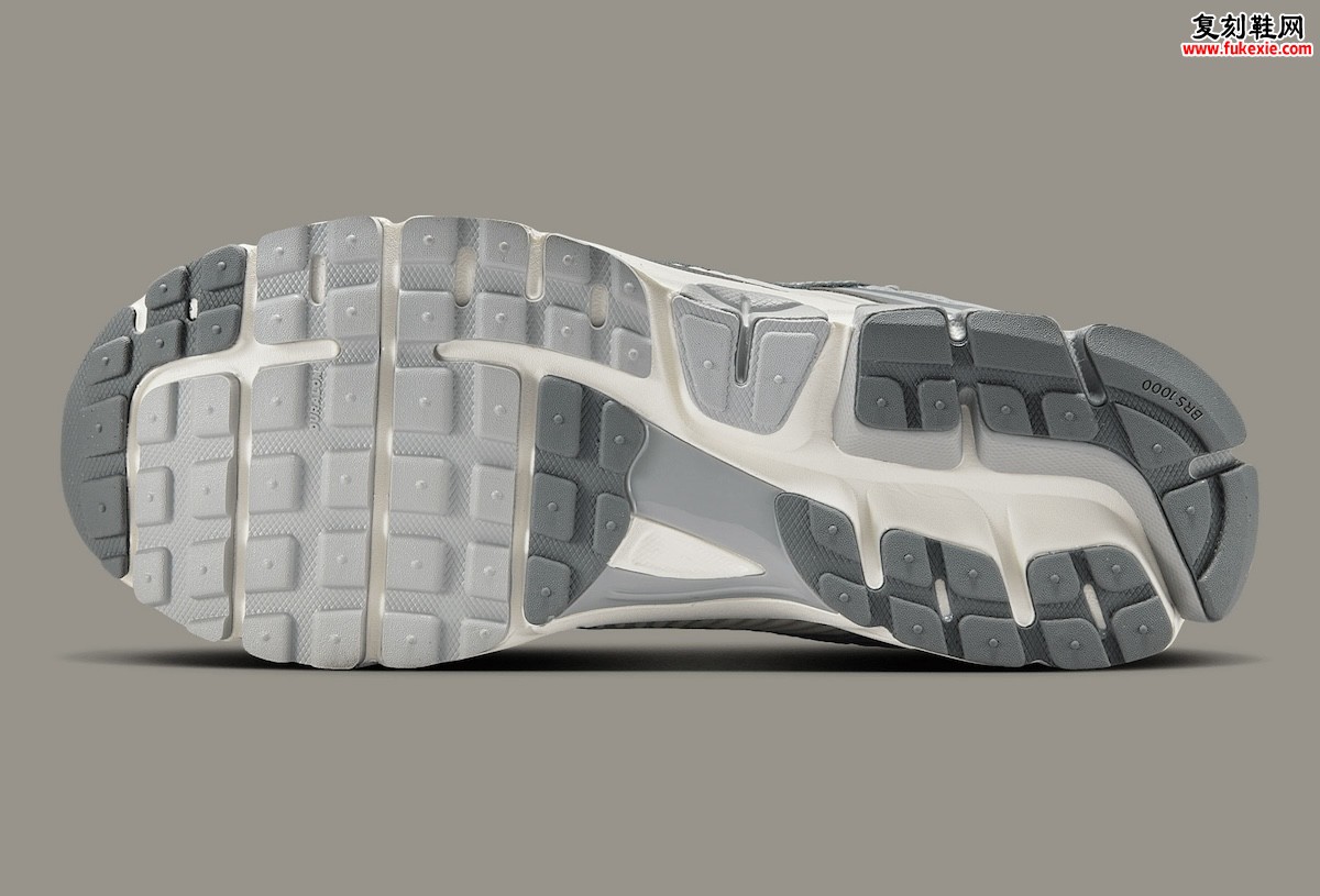 低调实力派回归！Nike Zoom Vomero 5 峰会白银灰配色2025秋日登场