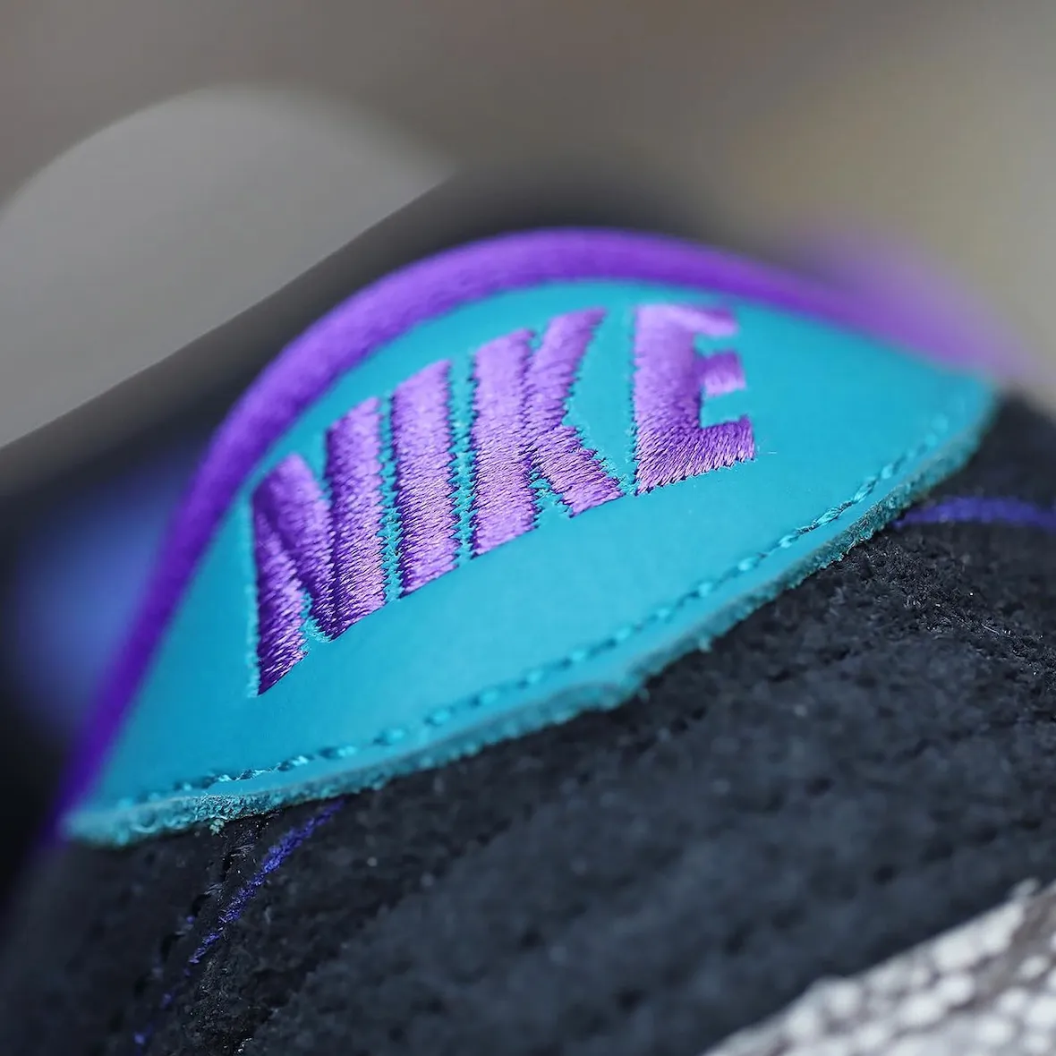 Dashawn Jordan x Nike SB Dunk Low 以紫绿配色与蛇皮纹理书写亚利桑那血脉