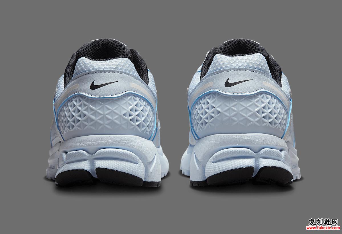 Nike Zoom Vomero 5 Blue Tint 后视图,黑色内衬和几何鞋跟设计。