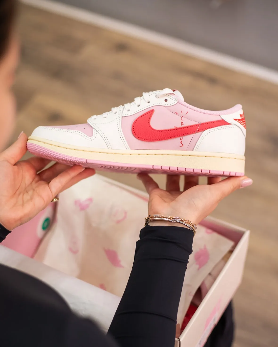 Travis Scott联名AJ1 Low Tropical Pink配色确认，粉白倒钩5月22日发售155美元