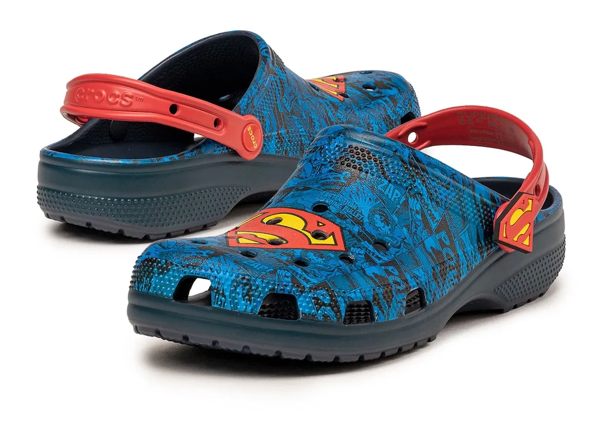 DC Comics x Crocs Classic Clog “超人” 2025重磅上市:氪星美学+漫画情怀,打造今夏最飒潮流单品