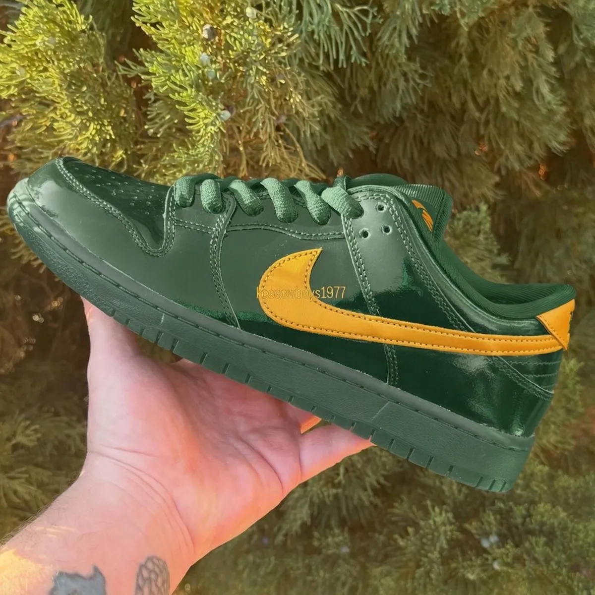 Nike SB Dunk Low Goes Full “Green Patent” 云杉绿漆皮金钩首曝!假日季登场,舌标狮子皇冠刺绣致敬勒布朗高中母校