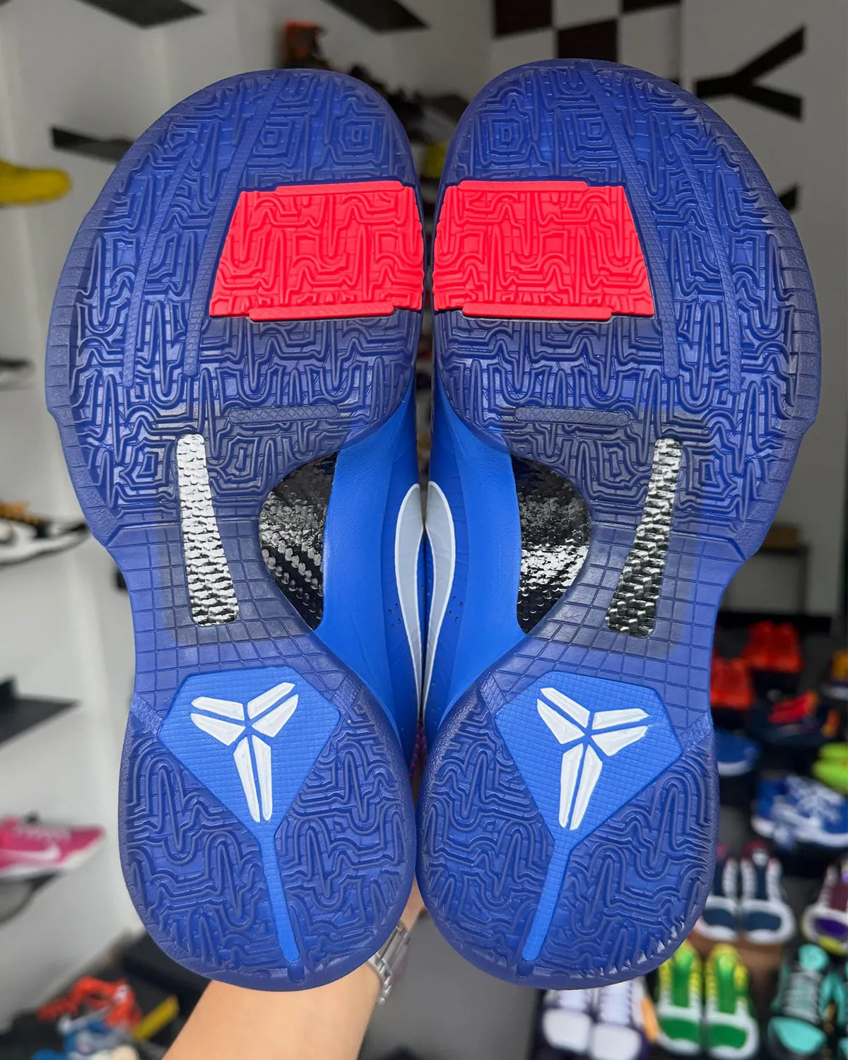 Nike Kobe 5 Protro Dodgers 2026 道奇配色致敬洛杉矶:红色棒球缝线隐藏8与24鞋舌彩蛋插图4 Nike Kobe 5 Protro Dodgers 2026 道奇配色致敬洛杉矶:红色棒球缝线隐藏8与24鞋舌彩蛋