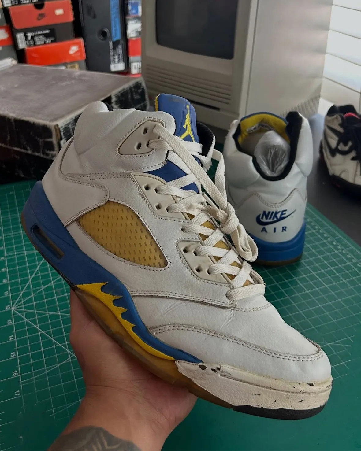Air Jordan 5 “Laney” 超稀有Sample首曝:后跟Nike Air、无23号刺绣,揭示兰尼高中配色未采用方案插图2 Air Jordan 5 “Laney” 超稀有Sample首曝:后跟Nike Air、无23号刺绣,揭示兰尼高中配色未采用方案