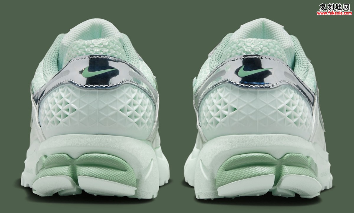 薄荷浅绿清透配色融合铬银Swoosh重塑复古跑鞋美学 Nike Zoom Vomero 5 Barely Green四月登场开启春夏足下轻盈新篇