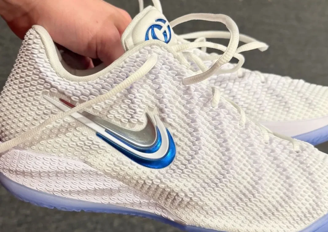 纯白配冰蓝外底！克拉克一代 Nike Caitlin 1 “Snow White” 2026假日季发售，细看暗纹与镭射细节缩略图