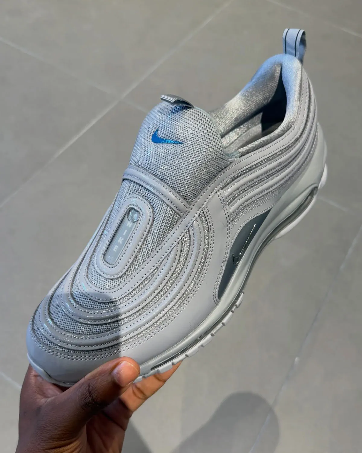 Nike Air Max 97 Laceless 无鞋带版本巴黎时装周首秀：为30周年庆典重塑千禧经典，2027年正式发售