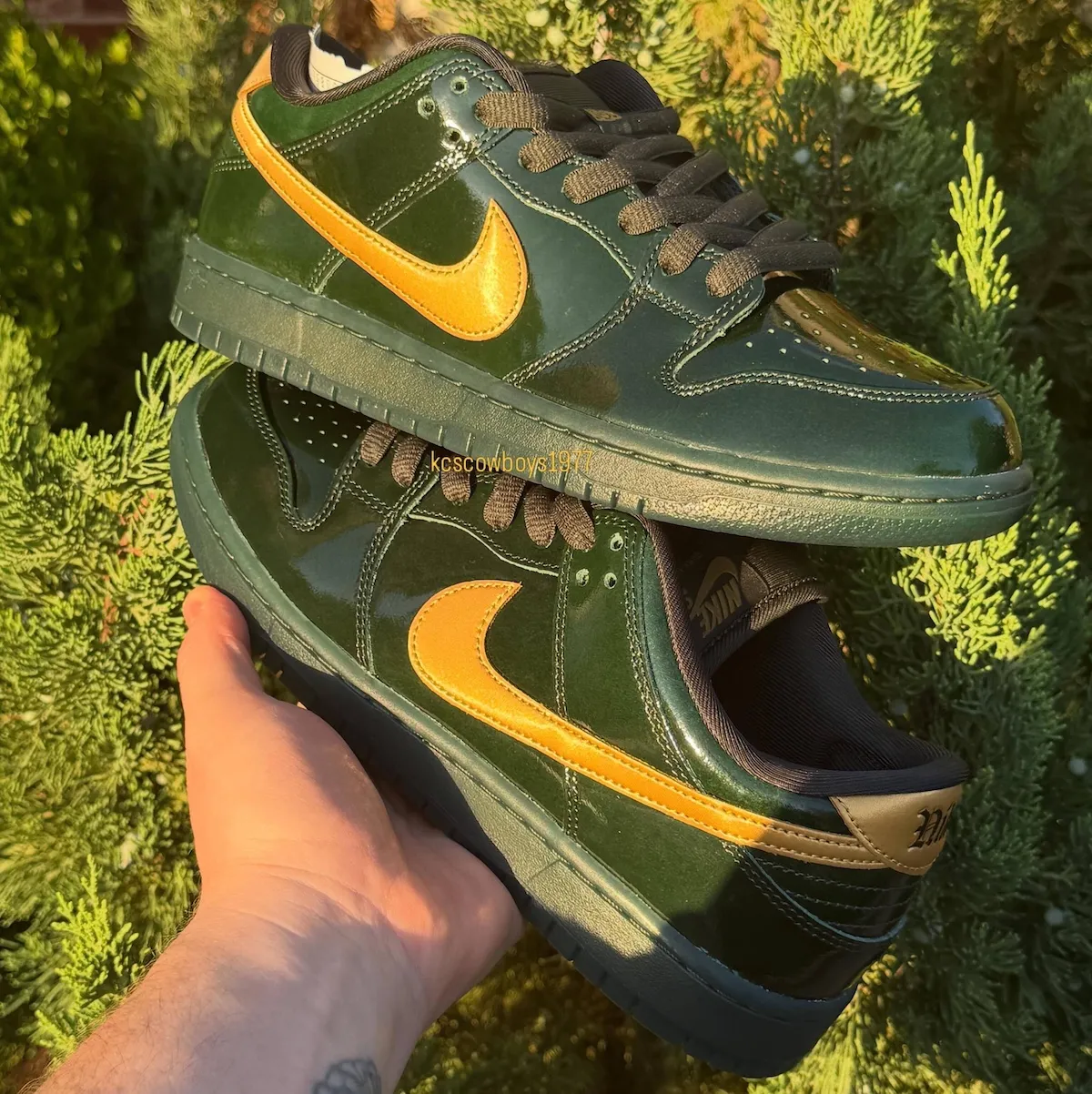 Nike SB Dunk Low Goes Full “Green Patent” 云杉绿漆皮金钩首曝!假日季登场,舌标狮子皇冠刺绣致敬勒布朗高中母校