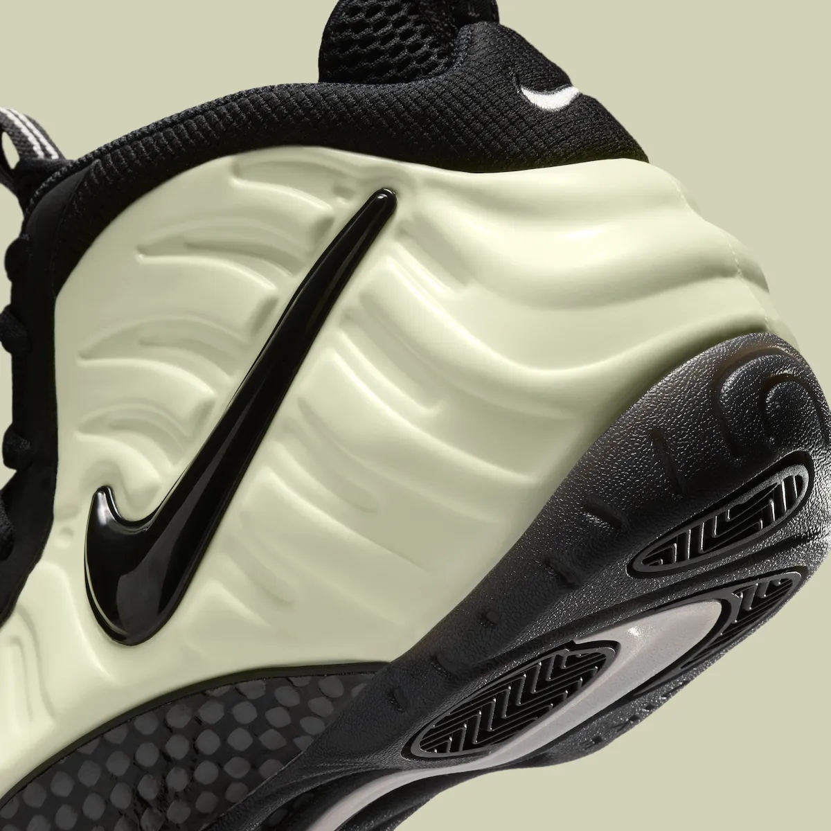 Nike Air Foamposite Pro “Glow in the Dark” “全夜光”喷首曝官图！9月18日发售，定价250美元