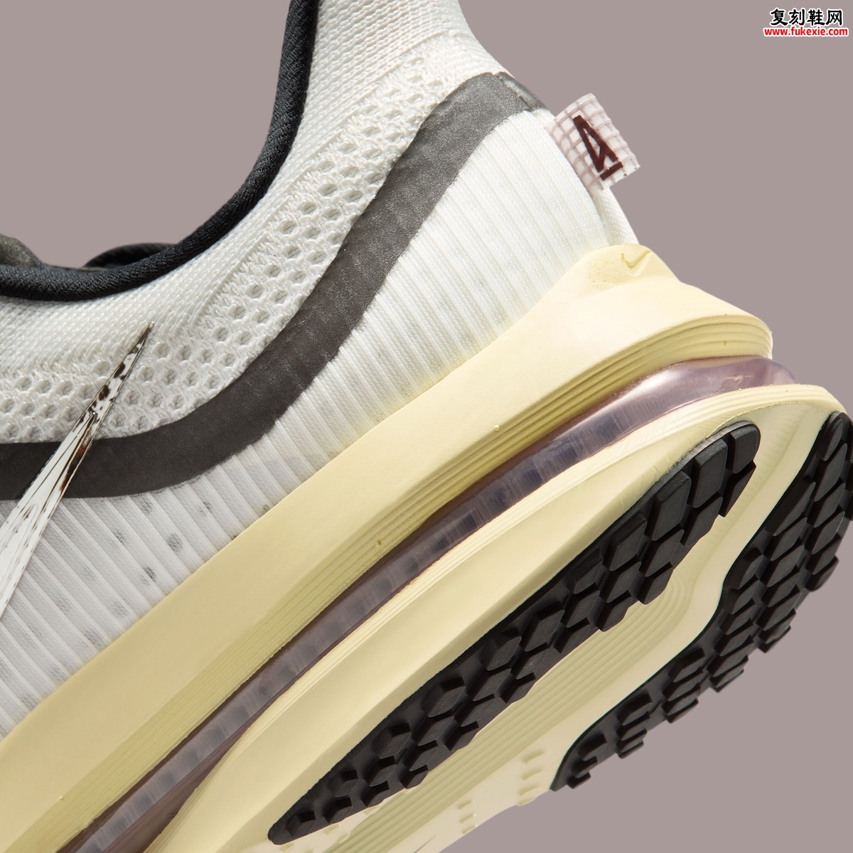 A Ma Maniére x Nike Pegasus Premium “Summit White” 纯净联名跑鞋 2026 开售插图5 A Ma Maniére x Nike Pegasus Premium “Summit White” 纯净联名跑鞋 2026 开售