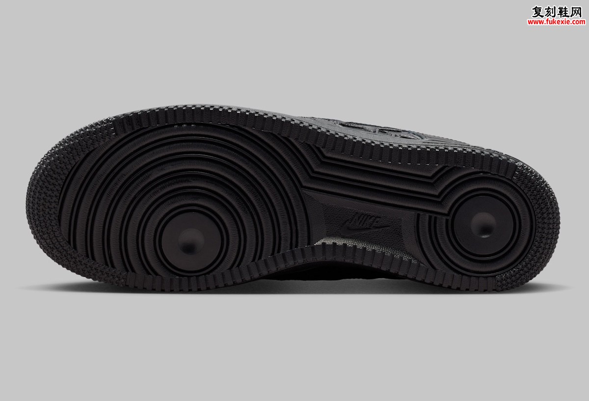 全黑鞋身暗藏立体星星压纹，Nike Air Force 1 Low “Black Stars” 2026 夏季低调登场