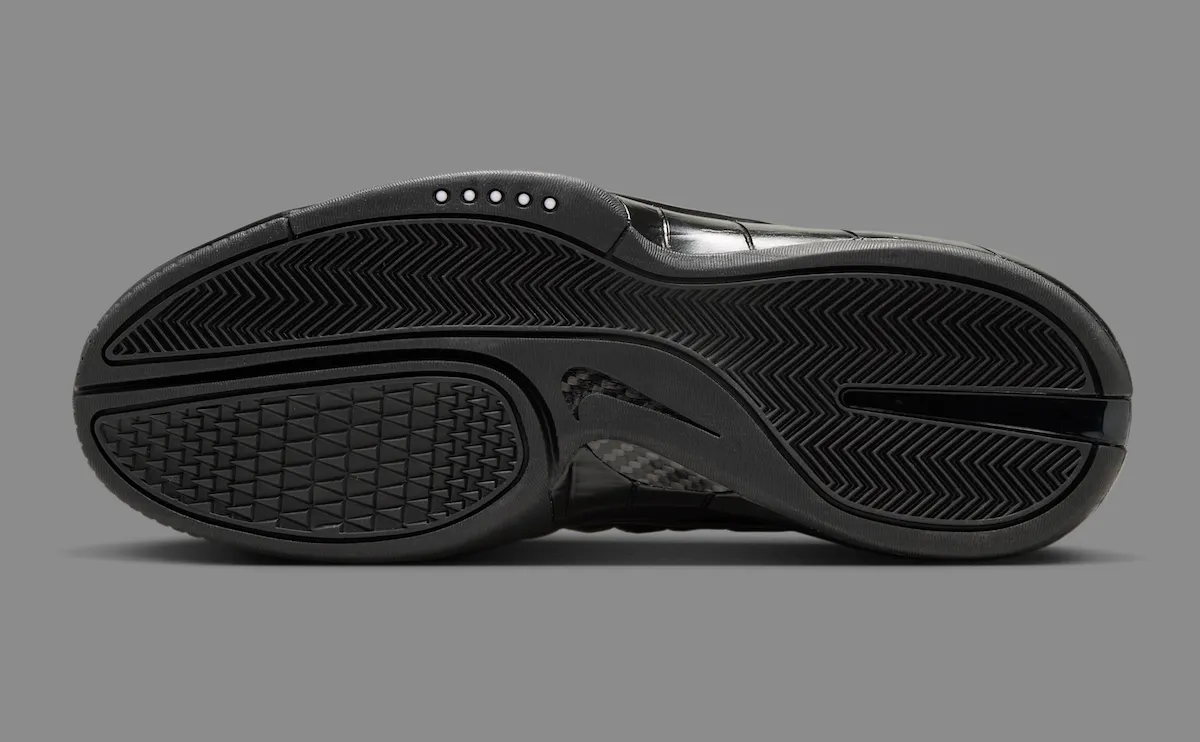 科比隔扣霍华德经典黑魂战靴强势回归，Nike Zoom Huarache 2K4 OT全黑配色四月三十日致敬传奇曼巴精神永存