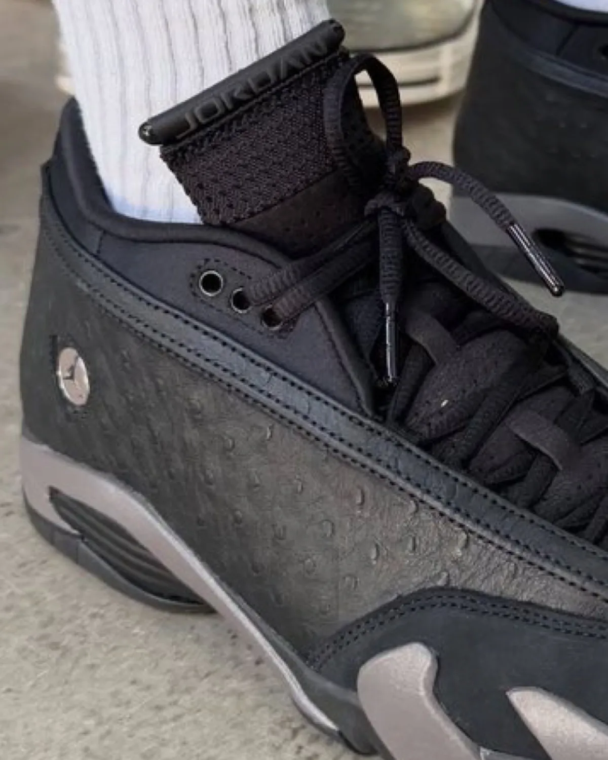 Air Jordan 14 Low “Black Ostrich” 黑鸵鸟皮奢华质感降临,2026年10月3日黑包系列限量发售插图1 Air Jordan 14 Low “Black Ostrich” 黑鸵鸟皮奢华质感降临,2026年10月3日黑包系列限量发售
