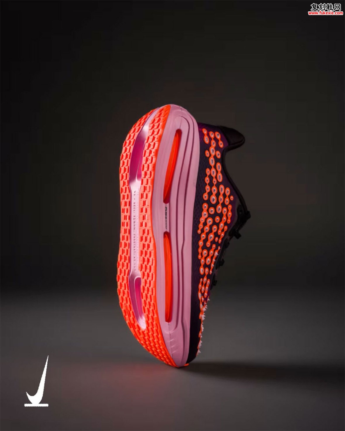 Nike Vomero Premium「Otaku Approved」黑粉橙配色秋季登场,超大中底撞色设计解析插图2 Nike Vomero Premium「Otaku Approved」黑粉橙配色秋季登场,超大中底撞色设计解析