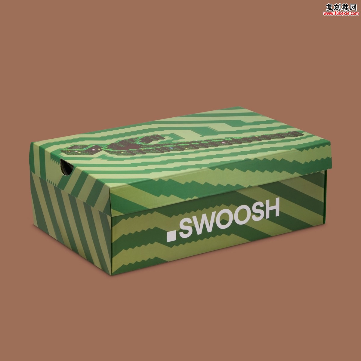 .SWOOSH联名耐克拖鞋将网络热梗“接触草地”变为可穿着的幽默设计