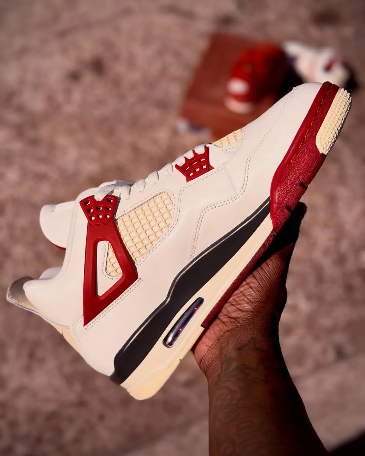 Nigel Sylvester联乘AJ4 Brick After Brick致敬Fire Red，做旧帆白皮革配砖块纹理，5月23日发售230美元