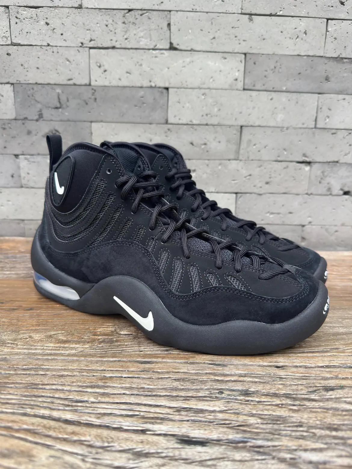 Nike Air Bakin 黑白复刻2026,火焰鞋叛逆回归,独家抢先评测与发售详情全揭秘插图1 Nike Air Bakin 黑白复刻2026,火焰鞋叛逆回归,独家抢先评测与发售详情全揭秘
