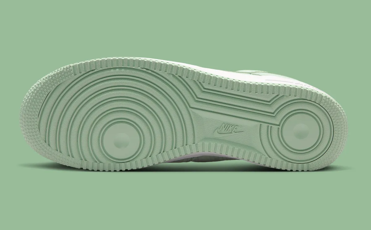 Nike Kobe Air Force 1 Low “Steam”极简美学新作科比剑鞘Logo叠加蒸汽绿蛇纹鞋面致敬传奇