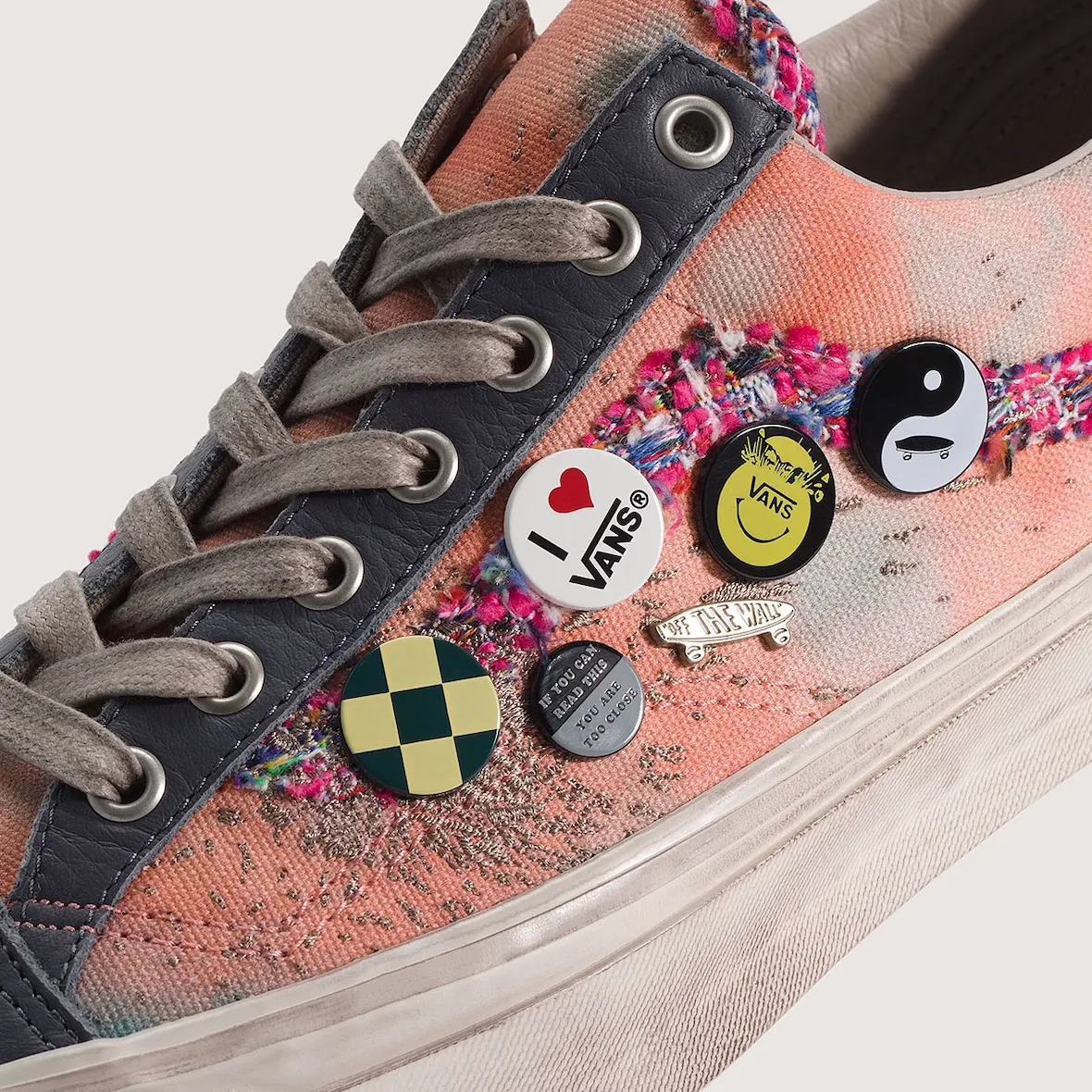Vans Old Skool 36 Souvenir “Asphalt” 水洗做旧帆布配串珠挂饰,2026年6月25日发售插图4 Vans Old Skool 36 Souvenir “Asphalt” 水洗做旧帆布配串珠挂饰,2026年6月25日发售